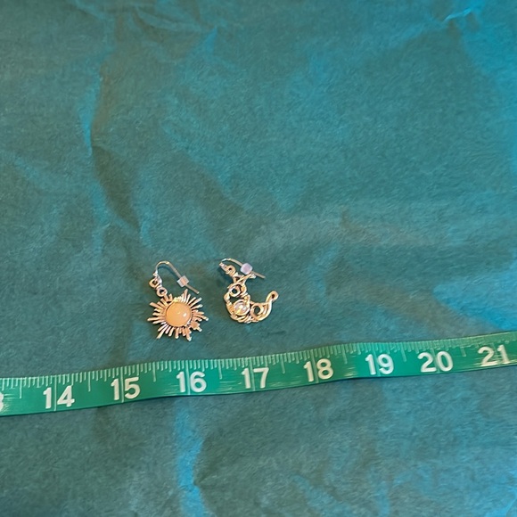 Multi Color Earring Set of 6 mixed materials. Receive all six pair in purchase. - Picture 4 of 7